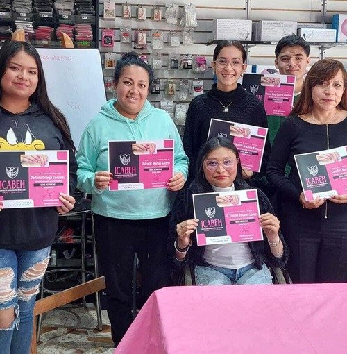 Alumnas ICABEH con diplomas